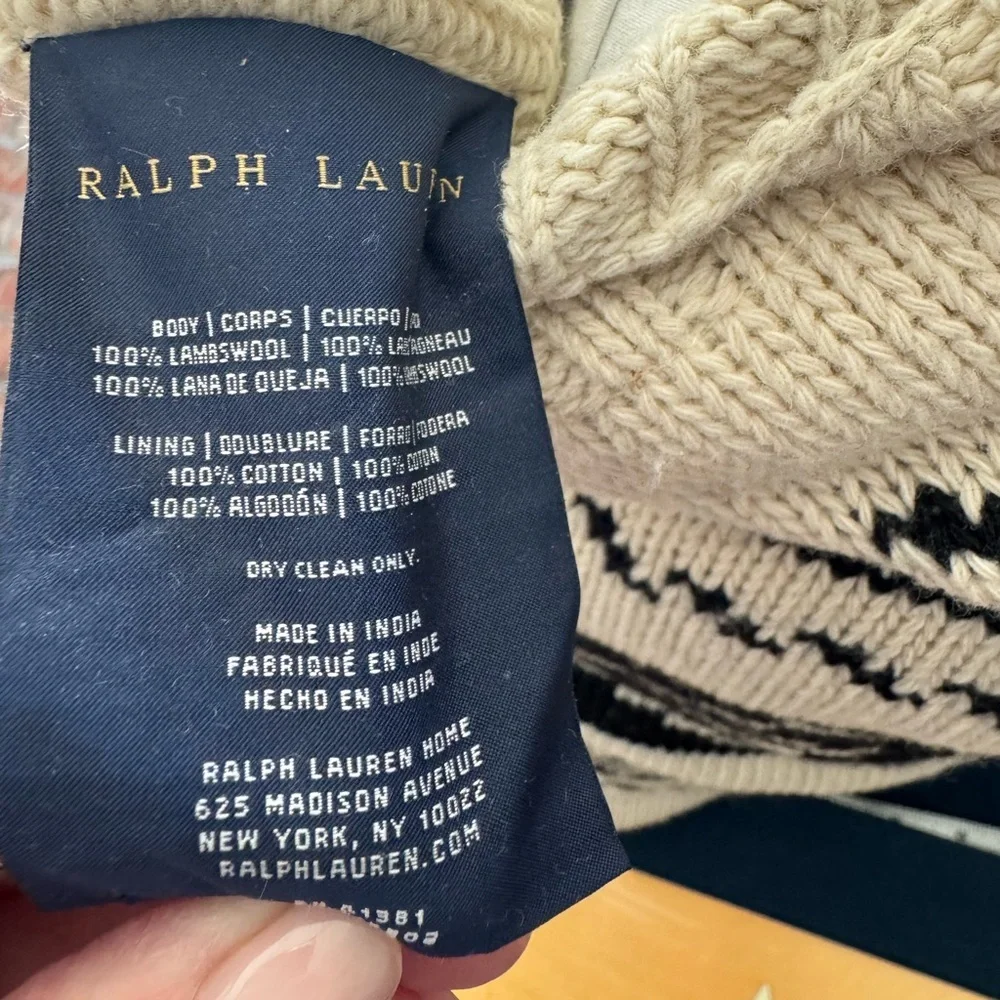GORGEOUS pillow and insert!By RALPH LAUREN🖤🤍 knit covering with button closure🤍🖤